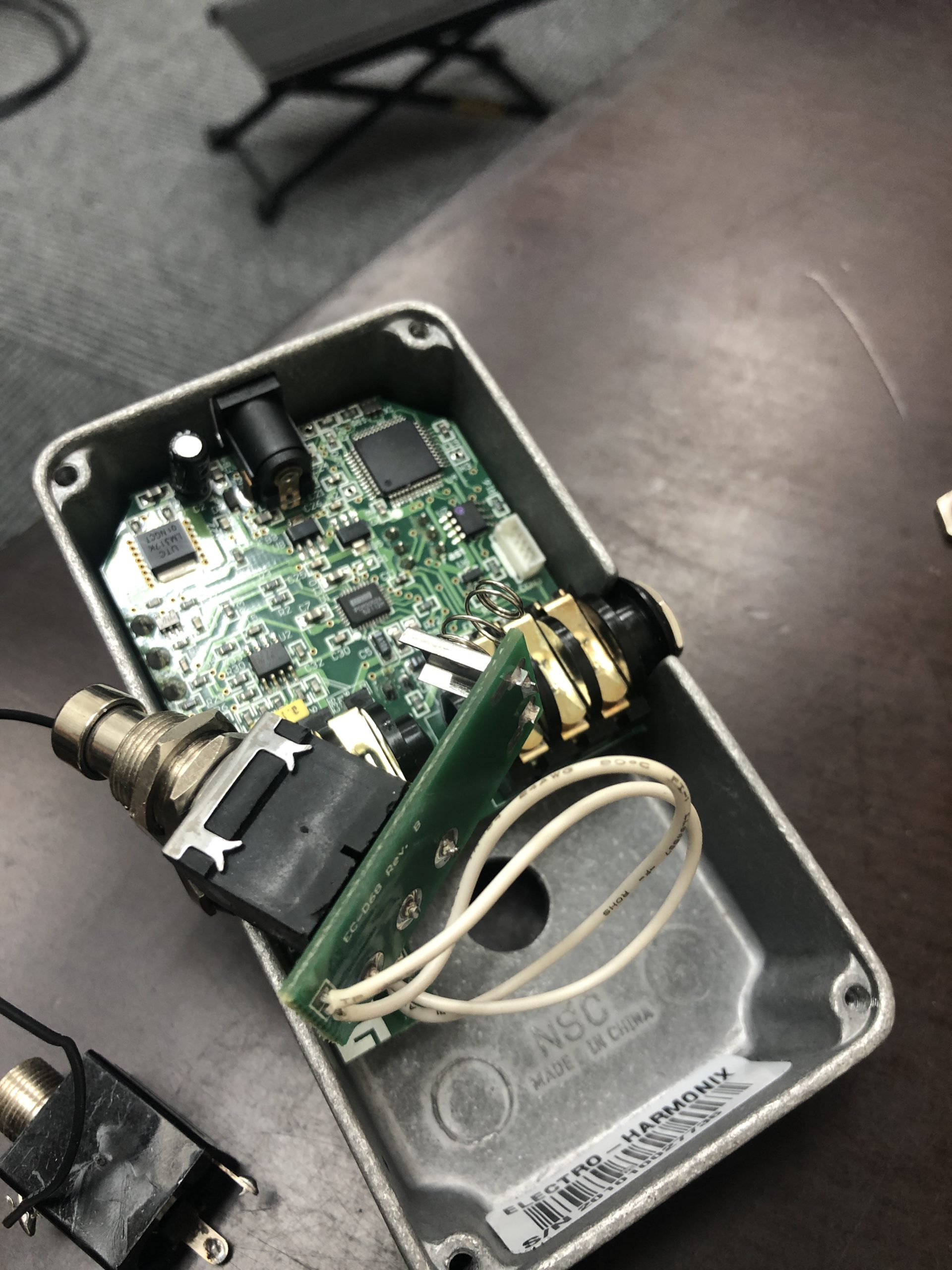 Electro-Harmonix Freeze を外部フットスイッチ化するために裏蓋を開けたところ｜大倉ギター教室