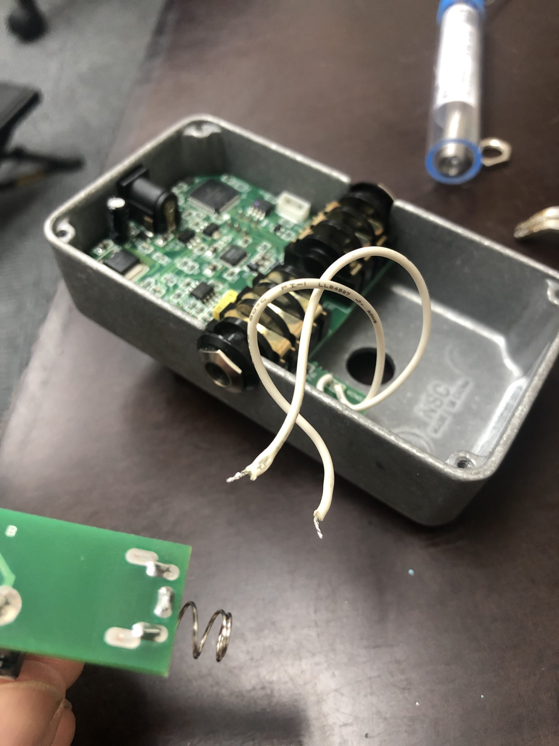 EHX Freeze 改造：スイッチ基板の白い配線2本を外す｜大倉ギター教室
