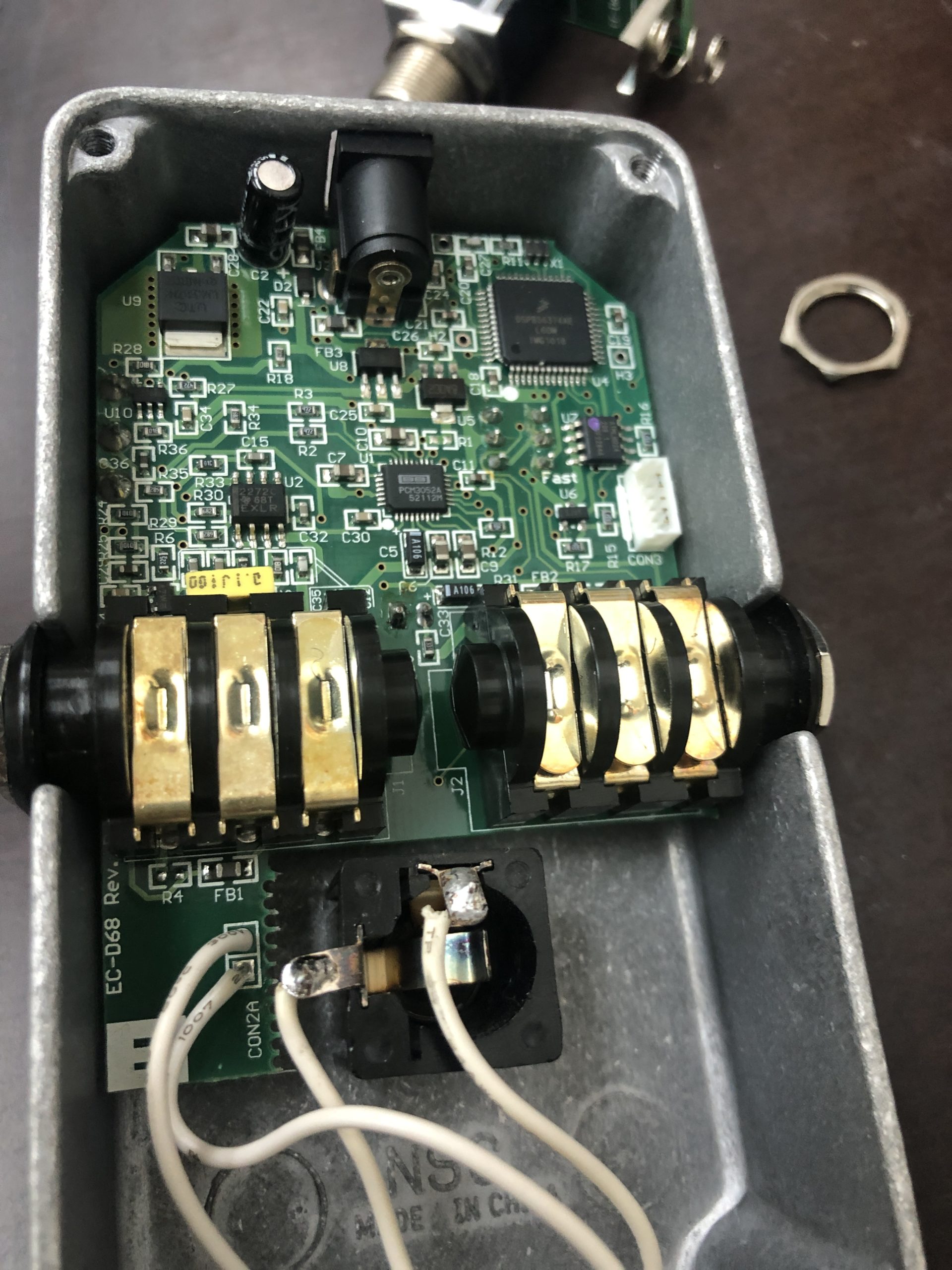 EHX Freeze 改造：外した配線を増設ジャックにはんだ付けする（極性に注意）｜大倉ギター教室