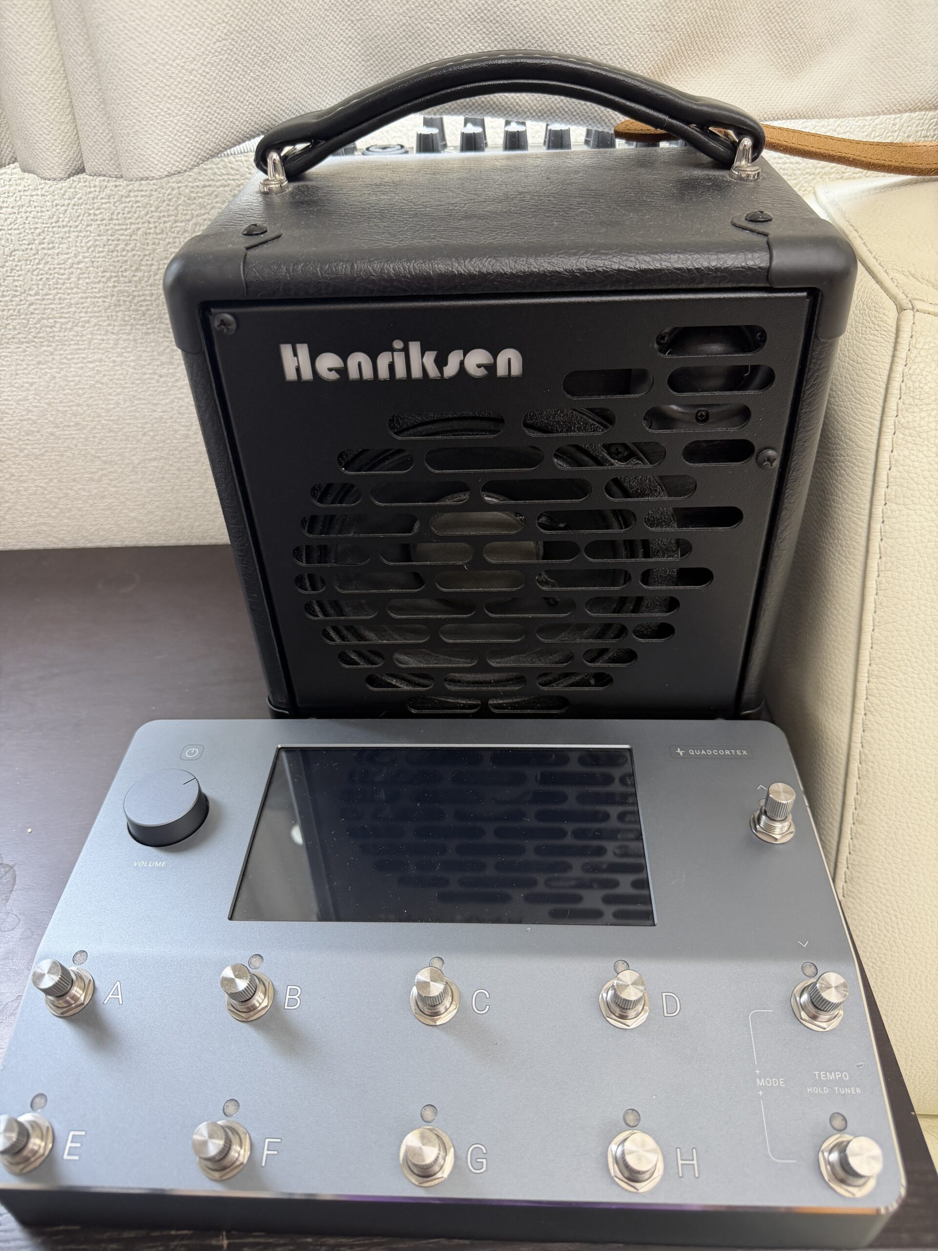 オリジナルの Quad Cortex と Henriksen アンプ（大倉ギター教室の据え置き構成）