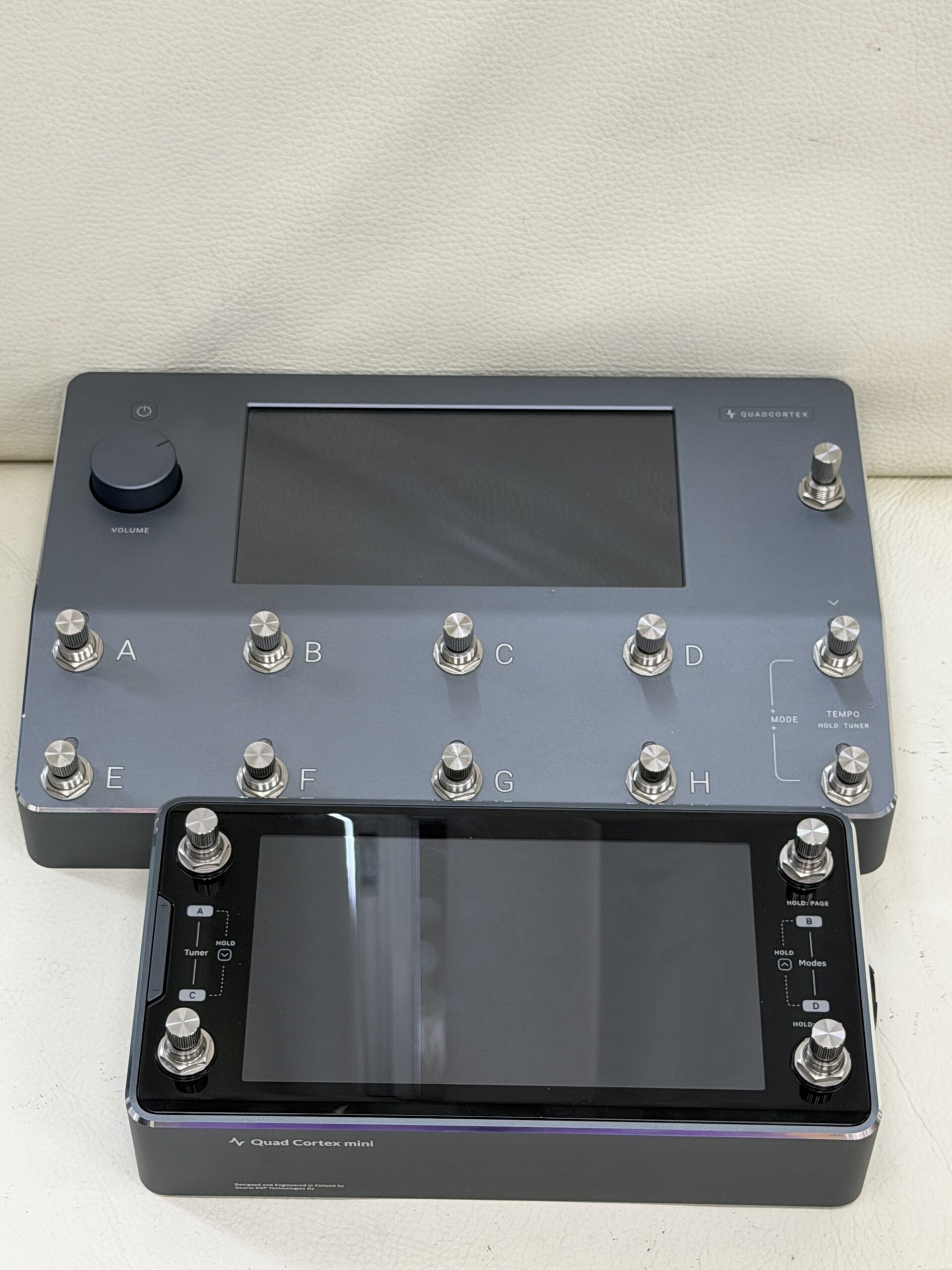 Quad Cortex Mini とオリジナルの Quad Cortex を並べたサイズ比較