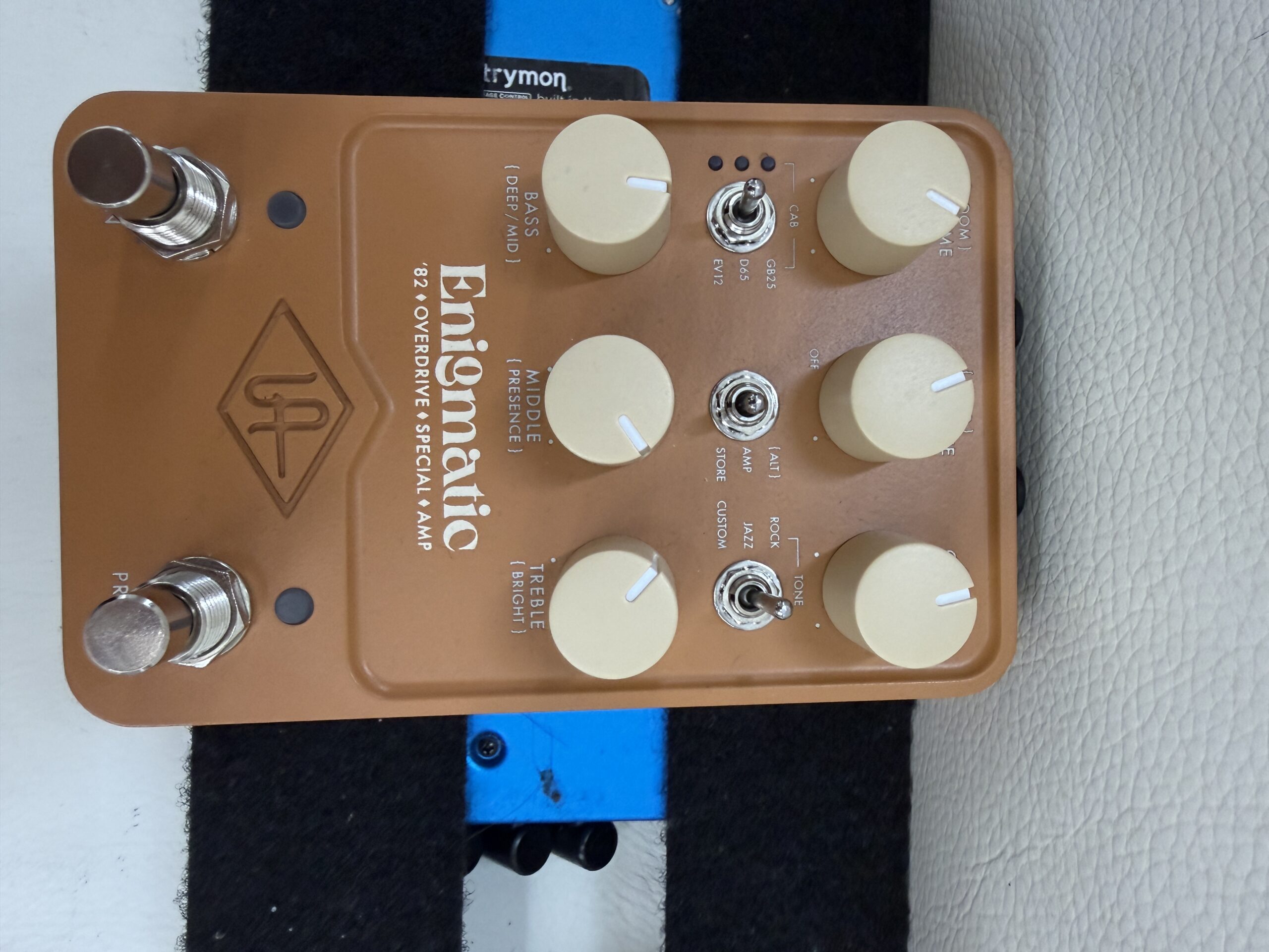 Universal Audio UAFX Enigmatic '82 本体。6つのつまみとフットスイッチ