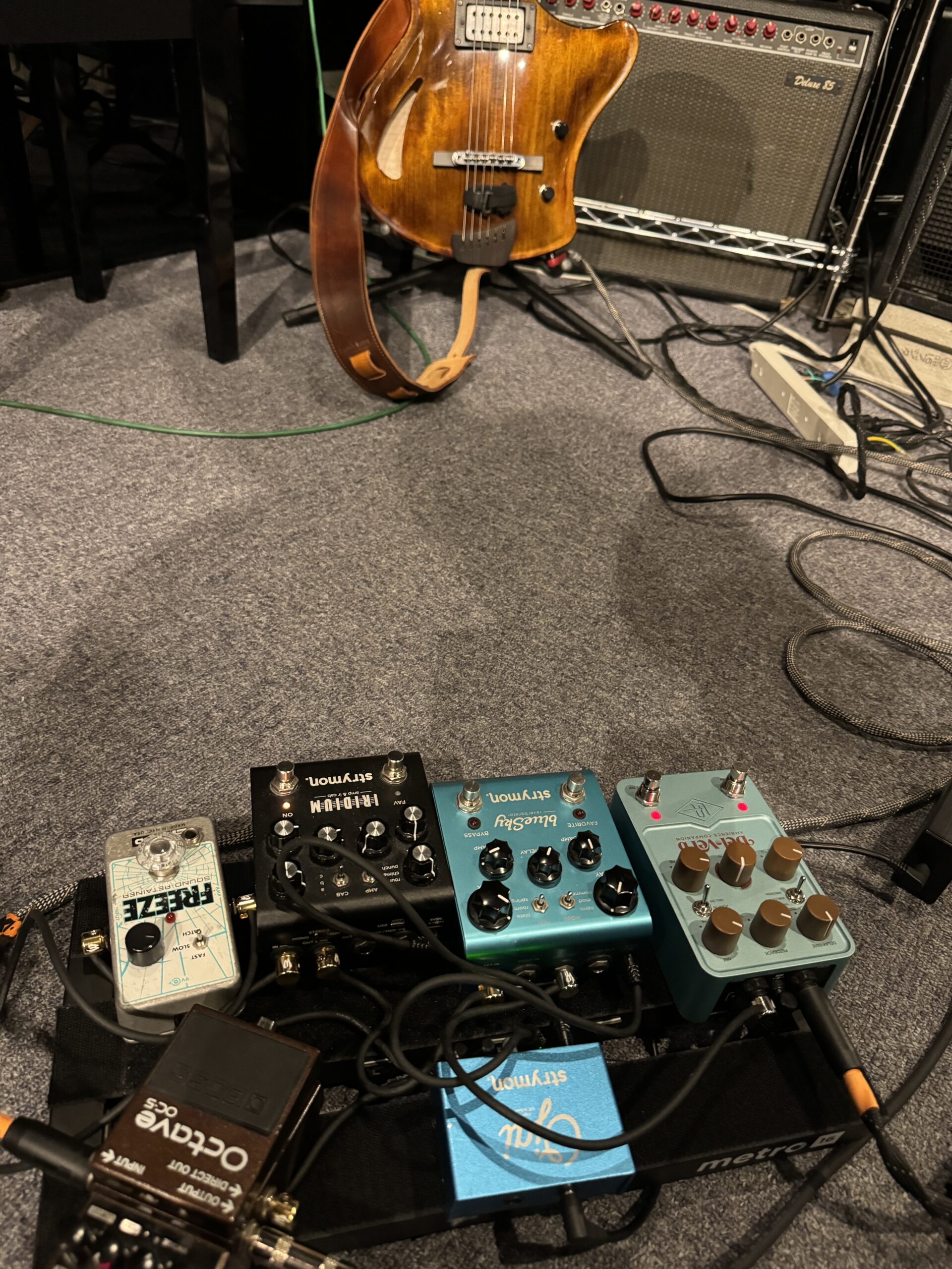 ジャズギターの機材一式（フルアコ・Fender Deluxe Reverb・エフェクターボード）｜大倉ギター教室