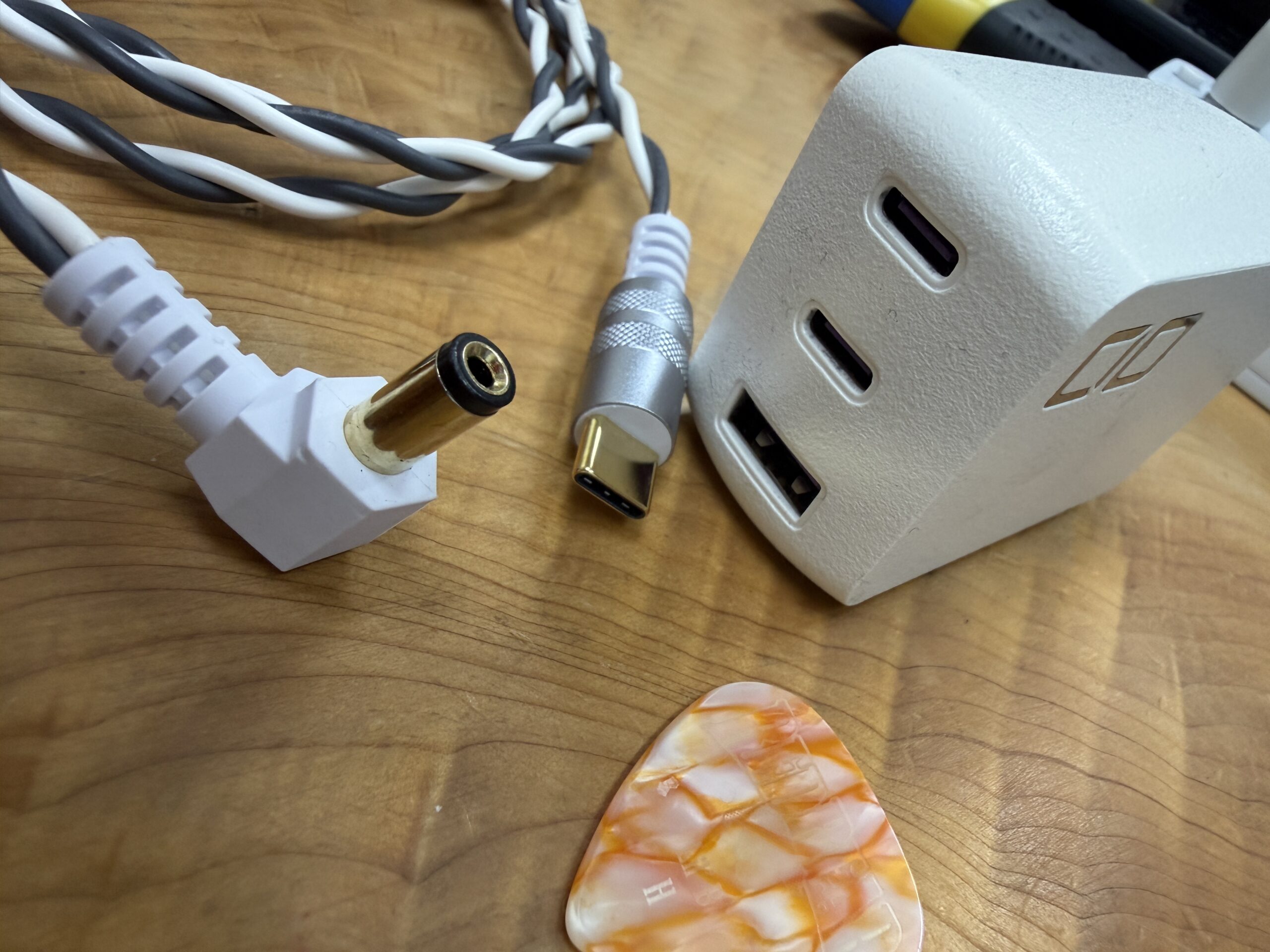 CIOのモバイルバッテリー（USB電源）とオヤイデのUSB PDトリガーケーブルでマルチエフェクターを駆動する電源構成