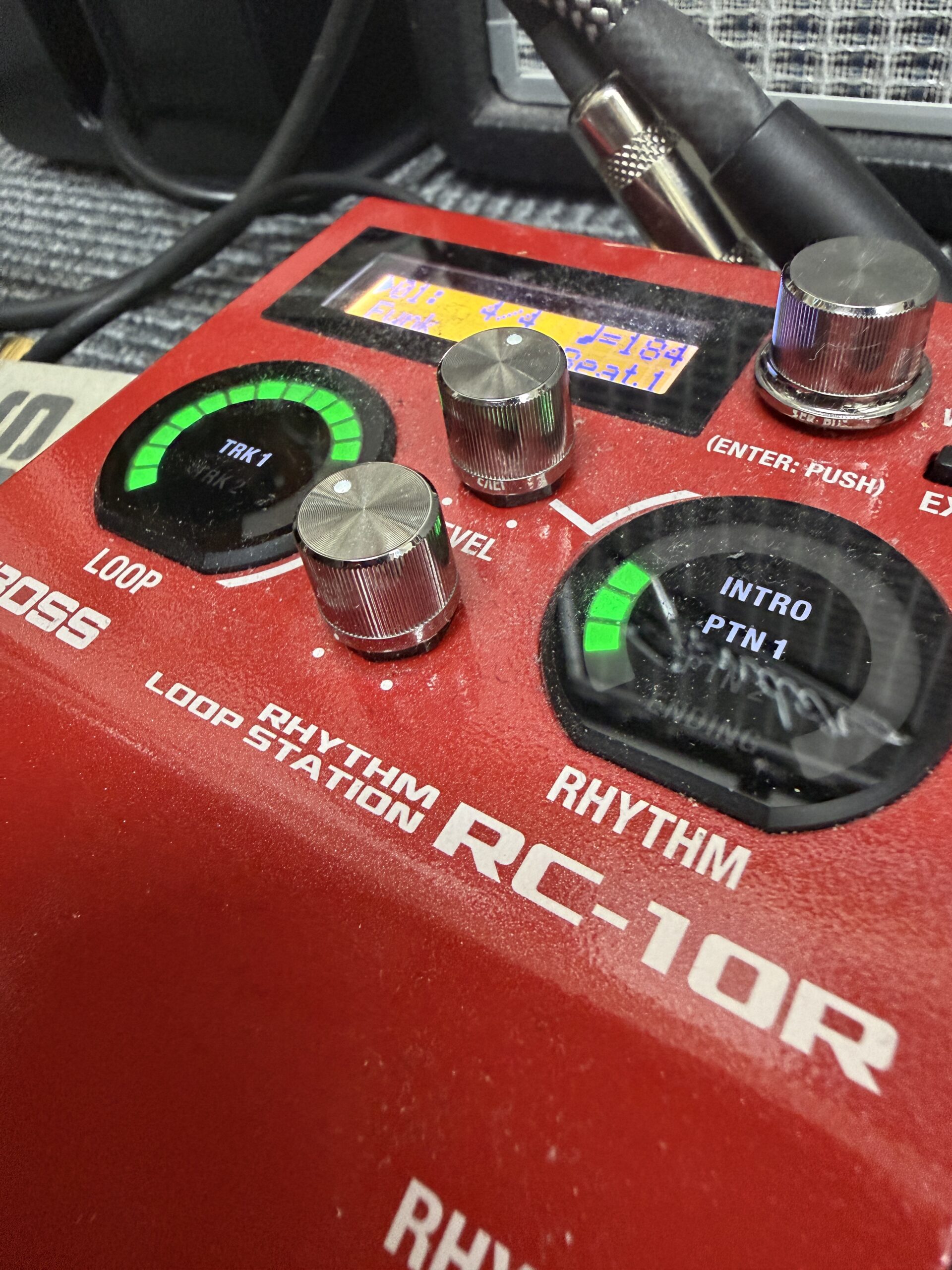 BOSS RC-10R の操作パネルの接写｜大倉ギター教室