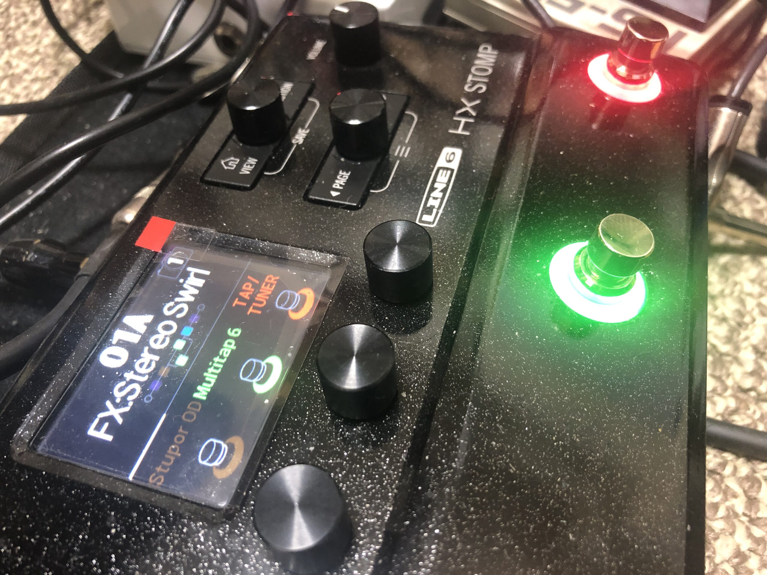 Line 6 HX Stomp 本体の接写（フットスイッチ3つとカラー液晶）