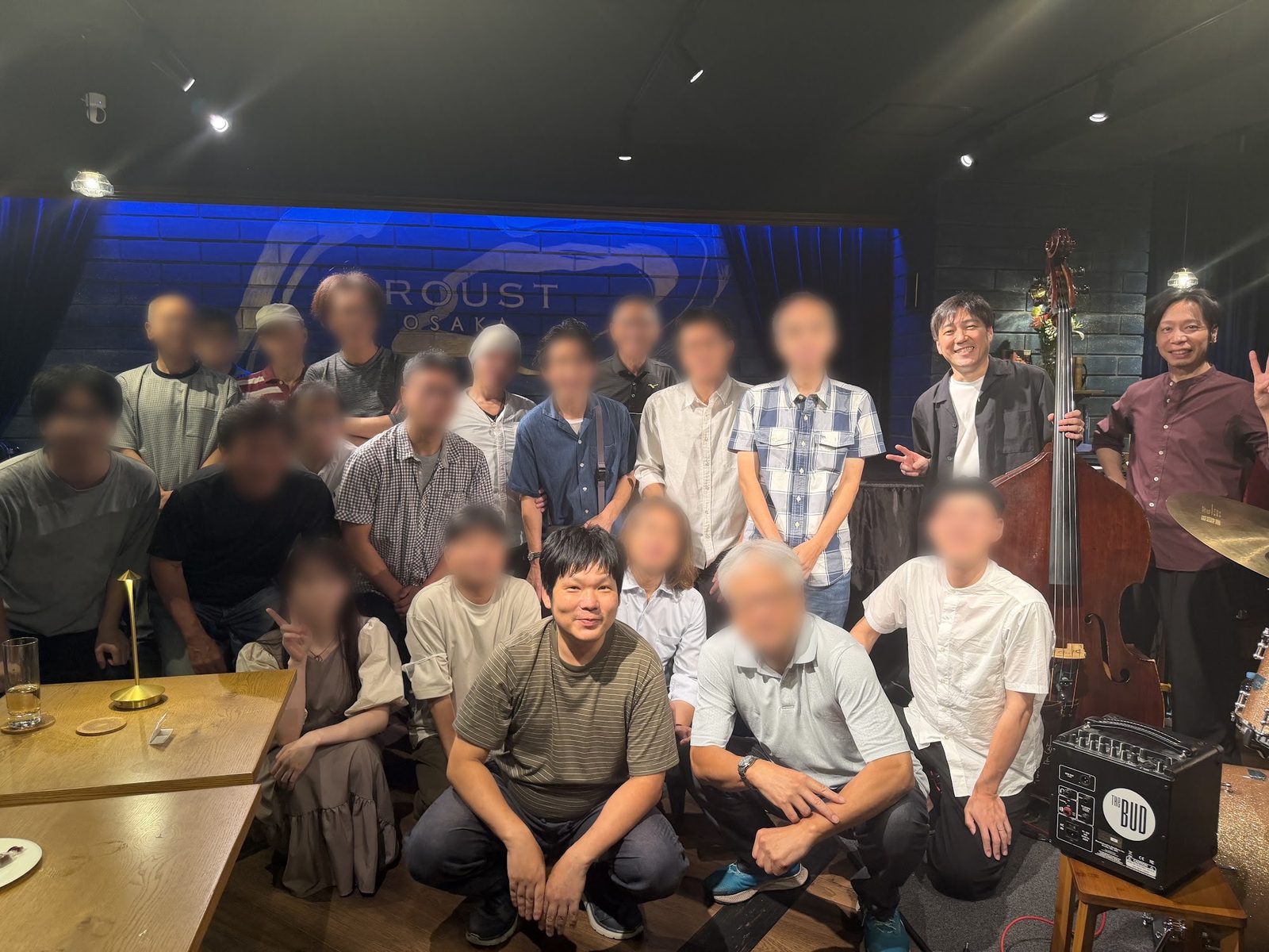 発表会の最後に、出演した生徒さんとサポートミュージシャンがステージの前で撮った記念写真